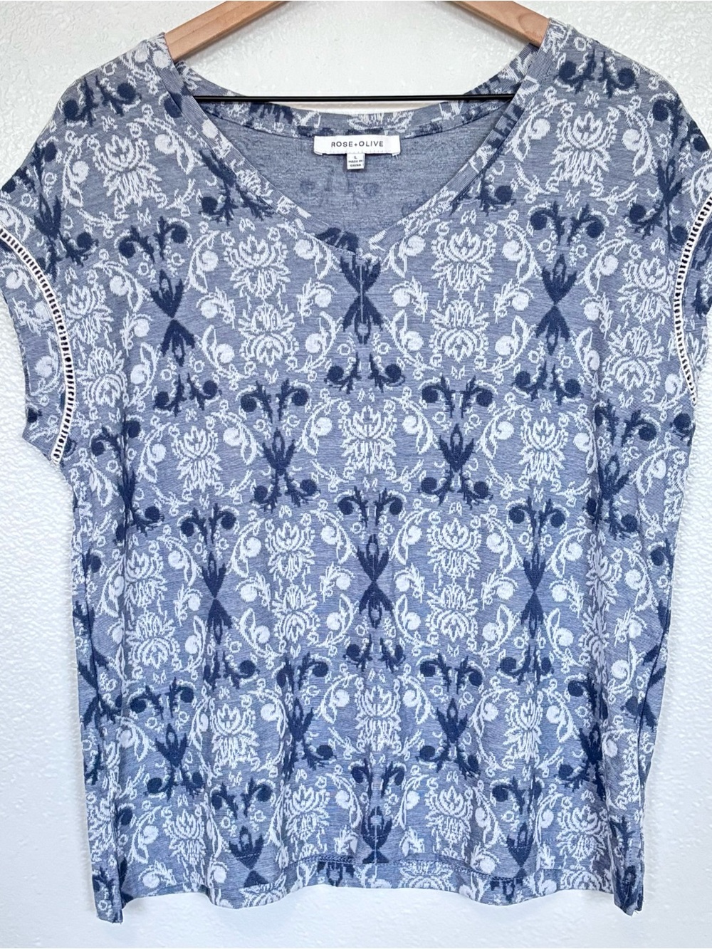 Rose + Olive Blue White Textured Floral Print Top Size XL Soft Stretch